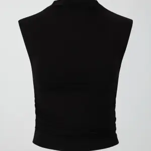 Säljer denna tröja från Gina Tricot i storlek S, tryck gärna på köp nu💓
