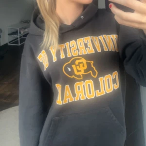 hoodie - säljer denna retro hoodien som sitter perfekt. skriv för fler bilder! 💖tryck gärna köp nu!💖