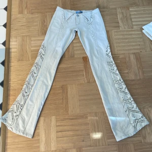 Lågmidjade byxor - Superlågmidjade byxor med coola detaljer i stretchigt material