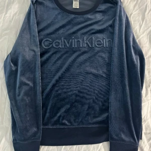 Calvin Klein  - Calvin Klein tröja i fint skick och har inga brister.