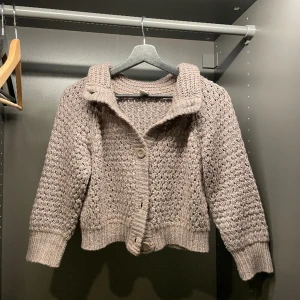 Trekvartsärmad kofta - Supersöt Trekvartsärmad brun kofta i storlek ungefär S ( står L ) från vila 