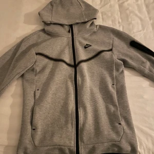 Tja är det någon som är intresserad av en Nike tech som endast är använd några gånger - Den är storlek XS och den är i 9/10 skick och den är väldigt skön nu till sommaren 