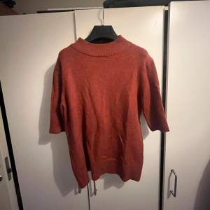 Säljer den här röda stickade kortärmade tröjan från Vila. Snygg nu till våren, som bara blivit använd ett par gånger