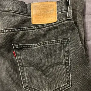 Snygga och luftiga jeans från Levis med en snygg svart/ grå wash. Byxorna har blivit använda en hel del under två års tid utan stora täcken på användning. Dem är i storlek W34L32 men modellen ”Stay Loose” gör att dem är större. Skriv vid minsta fråga