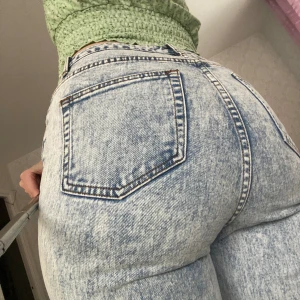 Jeans missguided  - Snygga jeans med hög midja och distress vid anklarna från monki