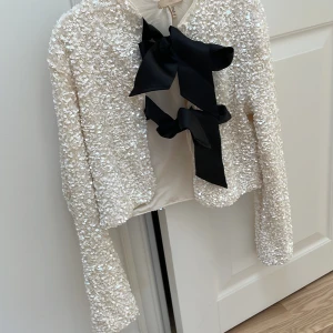 Glittrig tröja  - Glittrig tröja med paljetter & svart rosett🎀