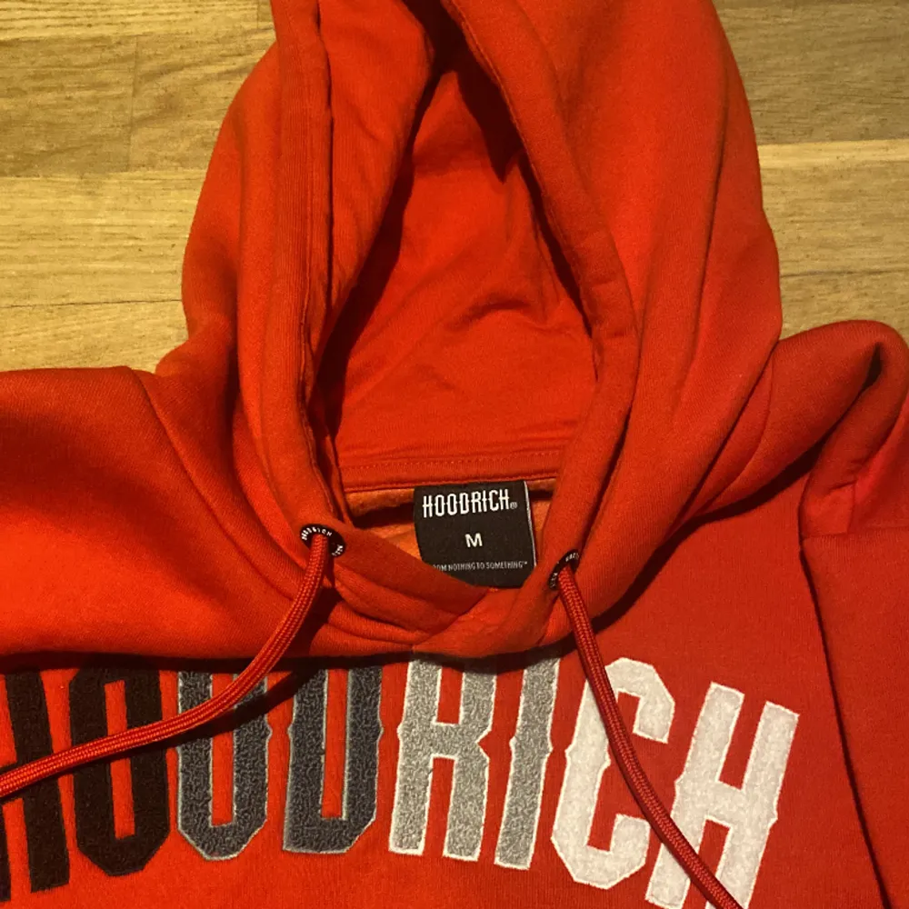 Säljer mina röda Hoodrich hoodie den är i bra skick strorlek M men passar S också (Pris kan diskuteras). Hoodies.