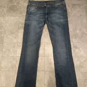 Så fina lågmidjade jeans från crocker!! Midjemåttet rakt över 40 cm, innerbenslängden 86 cm💖