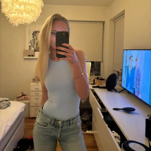 Snygg body från Zara!💙 - En jättesnygg body från Zara, inga teckan på användning. Perfekt för sommaren, är i storlek S, passar även mig som XS!☺️