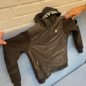 Stone Island Vår/Sommar Jacka - Jackan är i bra skick. PM för mer detaljer!