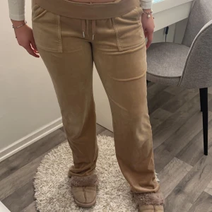 Juicy byxor  - Sparsamt använda, kommer ej till användning därav att jag säljer. Beige brun färg. Toppen skick inga fel märken. 
