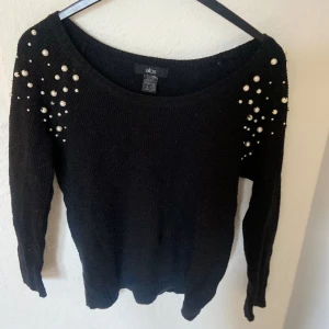 Stickad tröja - Stickad tröja med pärlor på axlarna, super fin och bra skick använd fåtal gånger💞 Tar endast Swish  Pris går alltid att diskutera 💘