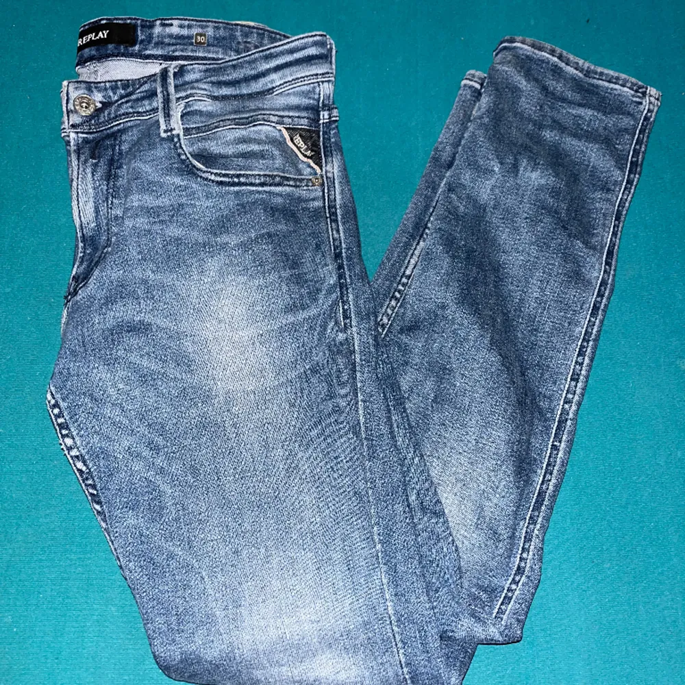 Feta Replay jeans med najs tvätt, säljer åt en vän, inte använda alls mycket och inga defekter. Passar någon mellan 175-180cm. Skriv om ni vill ha fler bilder!. Jeans & Byxor.
