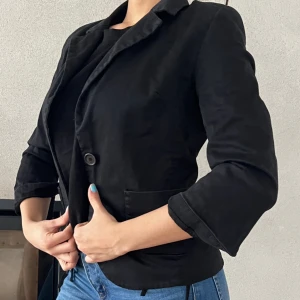 Kavaj  - Svart kavaj med knappar  Storlek S  Passar längderna 150cm- 160cm 