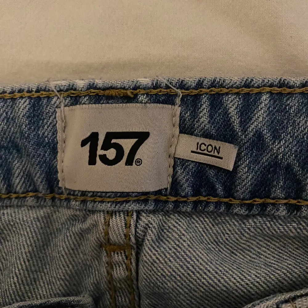 low waist jeans i modellen ICON från lager 157. använd sparsamt men inte slitna alls. raka i modellen men inte skinny.. Jeans & Byxor.