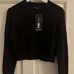 Stickad långärmad tröja/topp - Helt oanvänd långärmad tröja/topp från New Yorker. Prislapp sitter kvar (original pris 179) 🖤Skönt material! 