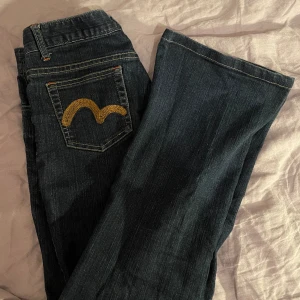 Bootcutjeans - Jättefina bootcut lågmidjade jeans i bra skick💞De liknar evisu men vet inte vilket märke de är ifrån. Passar XS-S