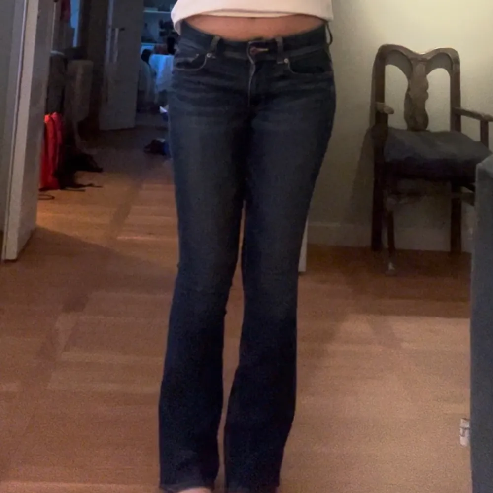 Lågmidjade amarican eagle bootcut jeans som e lite för små för mig🥰 skulle säga att de är som 34/36or💫 men de är väldigt stretchiga så kan absolut passa större❤️ jag är 168, då de är stretchiga är de svårt att ta mått men skriv om du har frågor❤️. Jeans & Byxor.