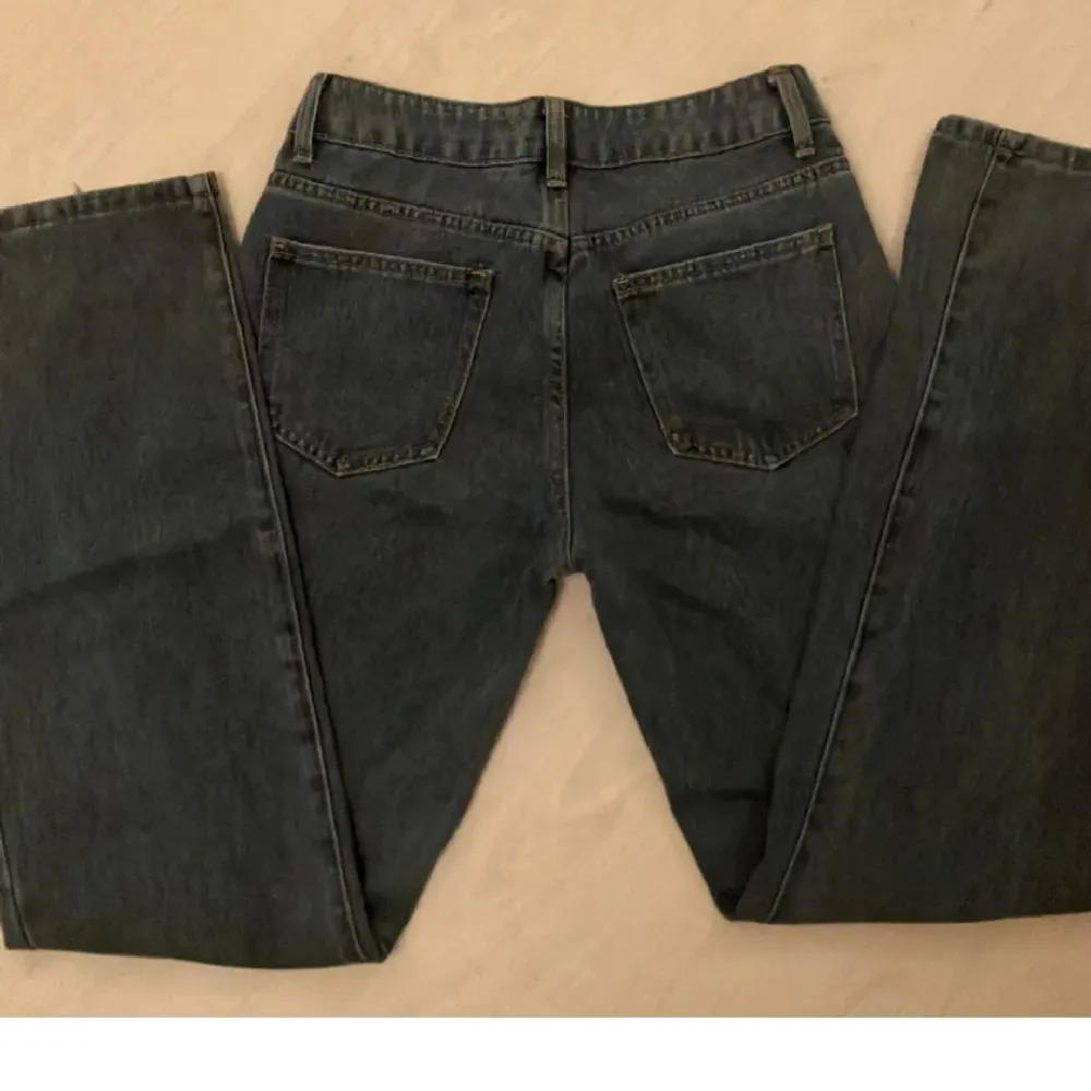 Första bilden är mer lik i färgen Helt oanvända lågmidjade jeans, köpta för ca 300, jag är 170💞💞 Lånade bilder. Jeans & Byxor.