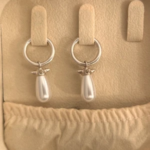 Pärl örhängen  - Säljer mina superfina Maria Nilsdotter örhängen, äkthets bevis finns om det önskas, inga synliga skador