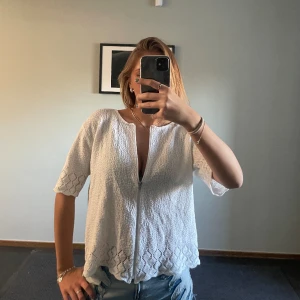 Söt topp/kofta - Så söt och snygg topp som man även kan använda som kofta. Endast använd en gång och köpt second hand. Inga defekter. Storlek s