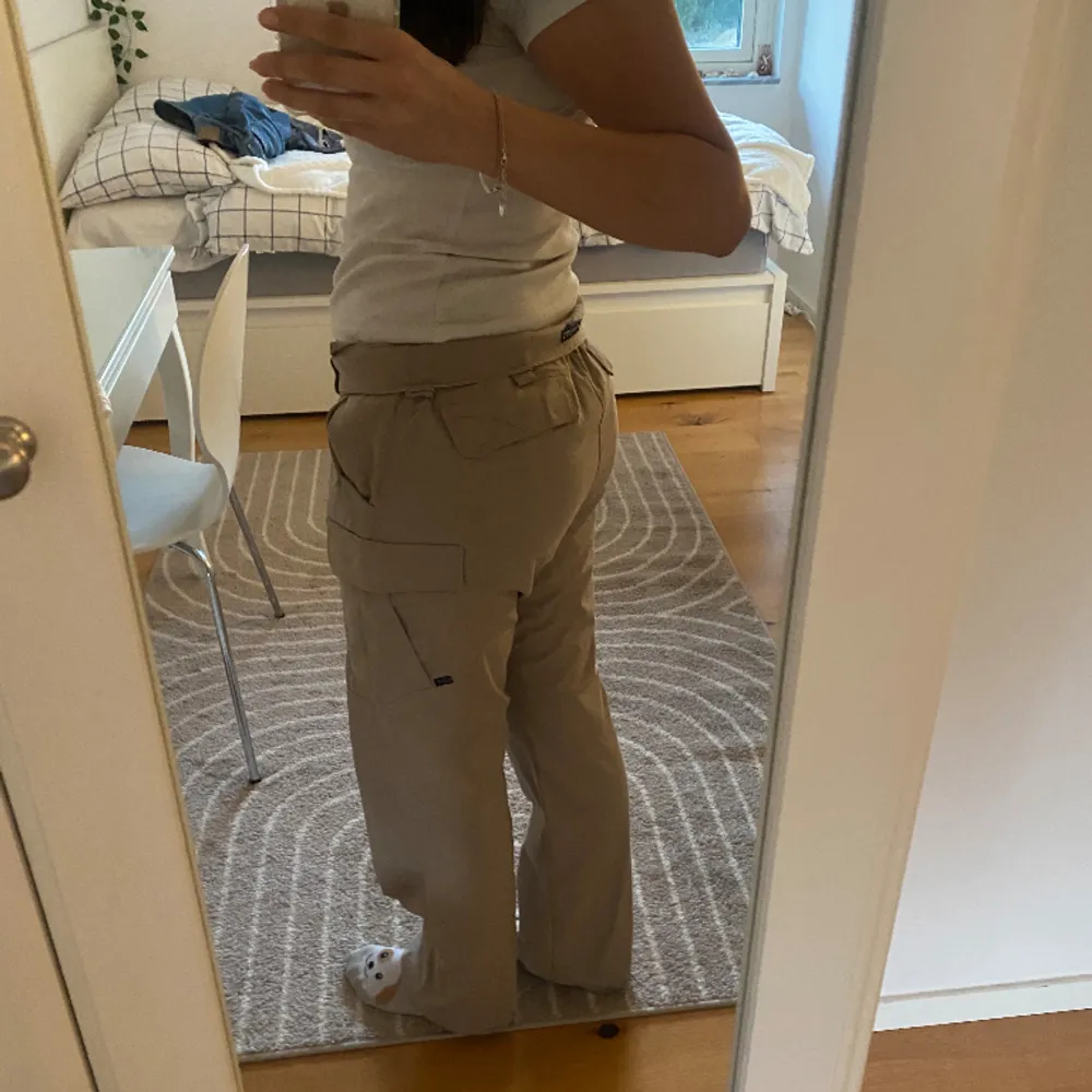 Säljer för att det är inte min stil längre och de är för stora på mig. Stick 10/10! Skriv vid frågor 💗Priset går att diskuteras vid snabb affär🙏🏼. Jeans & Byxor.