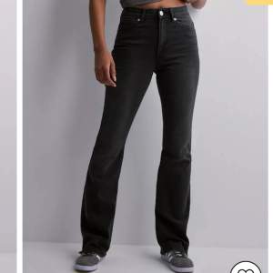 basic svarta flare jeans ifrån only, knappt använda. hittar ingen lapp men sitter som M, nypris 450kr mitt pris 129kr plus frakt 
