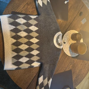 Mjuk tjock tröja med stickat mönster - Mjuk tjock tröja med stickat mönster. Aldrig använd, hög kvalitet material med stickat mönster  Märke asclo, säljs ej mer , därmed priset