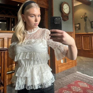 Blus från bubbleroom - Smilla Lace blus. Slutsåld blus från bubbleroom. Använd fåtal gånger. Nypris 499. 