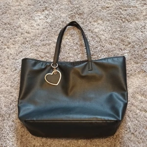 Svart väska - Super fin svart handväska, bra skick!😻