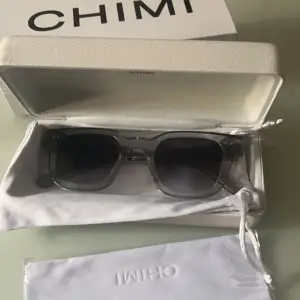 Säljer mina Chimi solglasögon i modellen 04 grå. Skick 10/10. Hör av dig vid intresse!