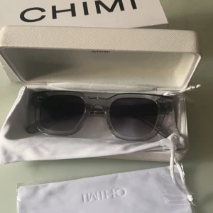 Chimi solglasögon  - Säljer mina Chimi solglasögon i modellen 04 grå. Skick 10/10. Hör av dig vid intresse!