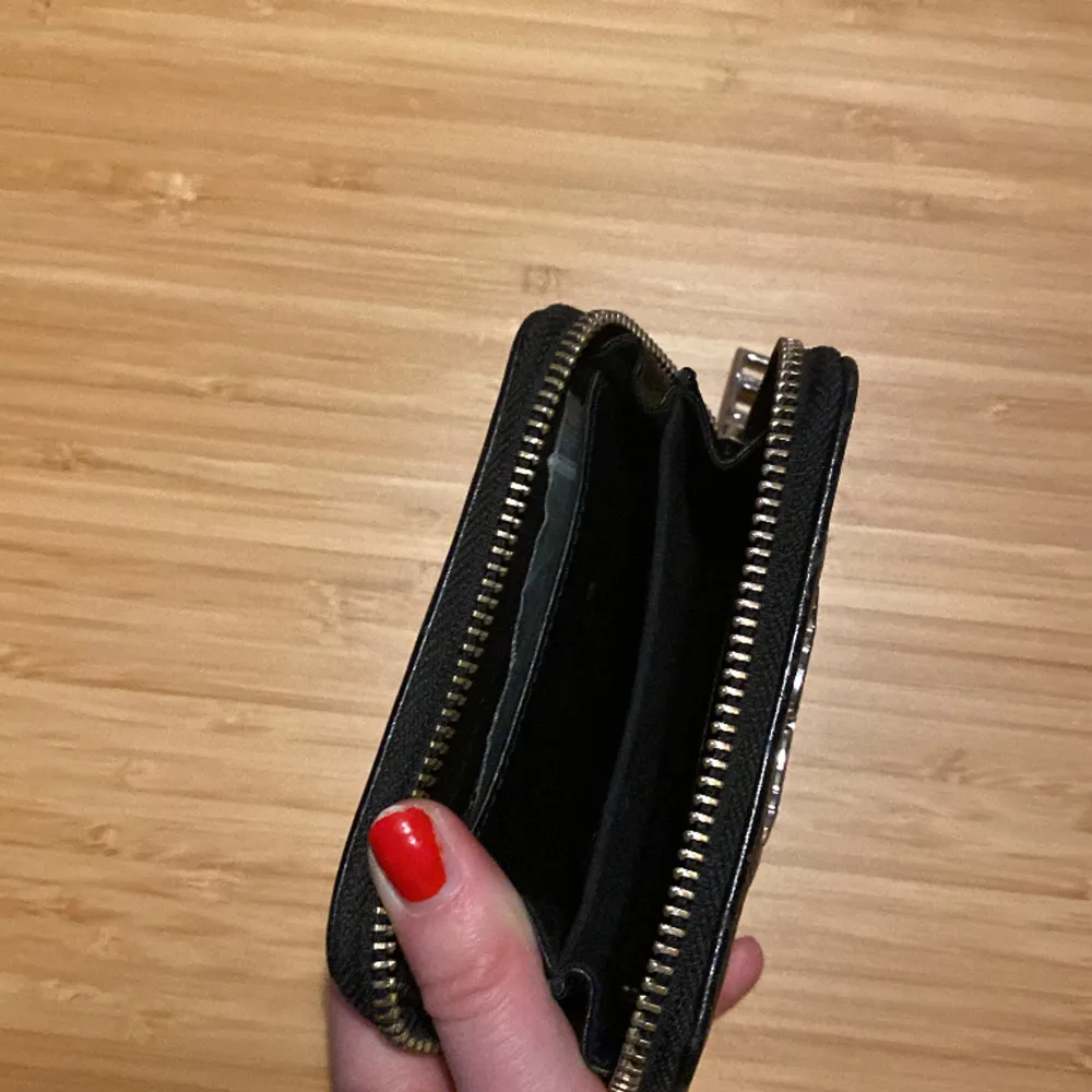 Säljer min snygga Zadig Voltaire plånbok! I bra skick använd några ggr! Hämtas i Stockholm eller fraktas mot betalning!🥰🥰 . Muu.