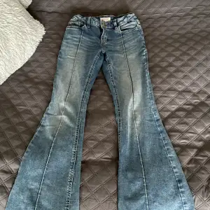 Jättefina blåa jeans i superbra skick, inga defekter. Säljs eftersom de inte passar mig. Kontakta mig vid intresse eller frågor, jag kan sätta på ”köp nu” knappen vid köp💕 Köparen står för frakten!