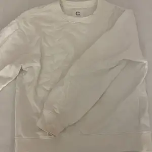 Jag säljer denna vita sweatshirten från Cubus då den inte kommer till användning längre. Den är använd fåtal gånger. 