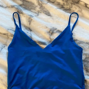 Blått linne - Nästan helt nytt men som ni ser på sista är de en lite tråd som sticker ut😊