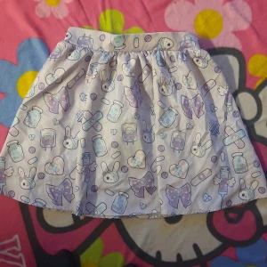 Lila kjol med kanin sjukhus hospital rosetter - Storlek; MEDIUM/LARGE