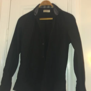 Burberry skjorta  -  Tjena säljer en burberry skjorta den är inte så använd den har mycket kvar och ge. Jag köpte den för 1800 på Plick skick 8 av 10. 