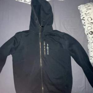 Säljer nu min svarta Sail racing hoodie då den inte passa längre storleken är M men passa även S, väldigt fint skick o självklart äkta