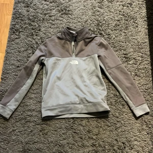 The north face 1/4 zip - Passar 148-156, skick 9/10. Säljer för att det är för litet