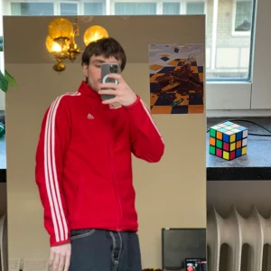 Adidas fleece - Slim fit. S/M. Modell 180 cm lång.