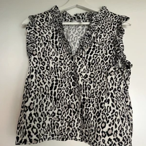 Leopard blus - Blus från Nakd, storlek S. Fint skick!