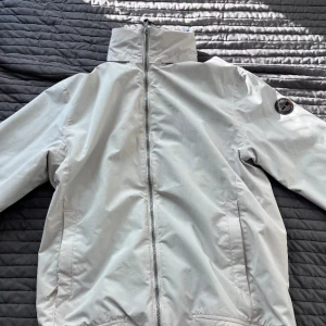 Vit Timberland bomberjacka  - Vit bomberjacka från Timberland i storlek M, knappt använd 