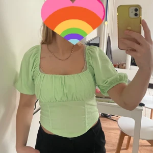 Grön topp från Gina Tricot - Ljusgrön topp med puffärmar ifrån Gina tricot. Storlek M💞