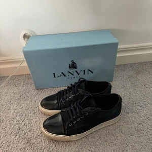 Lanvin cap toe - Säljer mina snygga lanvins som är mörk blå! Skick 8,5/10 använda men i bra skick  Storlek uk 6 passar 42-42,5 Pris 2399 Box ingår