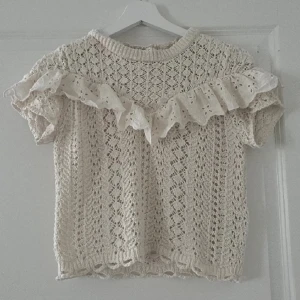 Zara topp - Säljer min fina zara topp som är i nyskick men inte används. Perfekt till våren/sommaren🤗💞