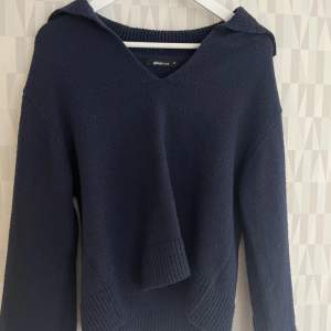 Säljer denna mörkblåa stickade tröjan som är slutsåld i storlekar mellan XS-L💞 den köptes i höstas för 400kr, och har slutat använda den. Den har slits vid slutet av ärmarna och är V ringad.