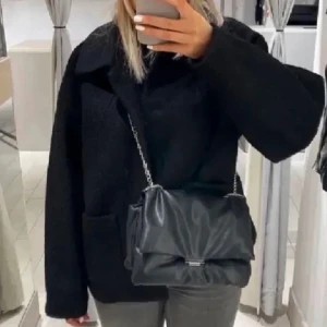 Svart kappa💕 - Säljer svart kappa från Monki, bra skick👍🏻❤️🥰 går bra att använda Köp nu