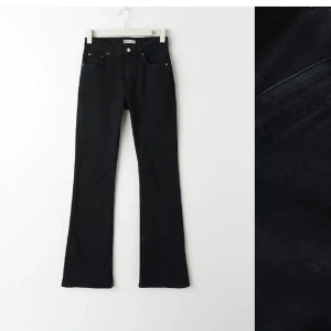 Low waist bootcut jeans - Säljer ett par lågmidjade svarta bootcut jeans från Gina tricot i storlek 34. Säljer då jag har ett par andra liknande🩷de är i bra skick. 