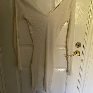 Vit klänning - Aldrig använd. ** Kommer kunna skicka tidigast 26/3